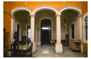 Old mexican house with 3 archs good personality in conexion gdl house